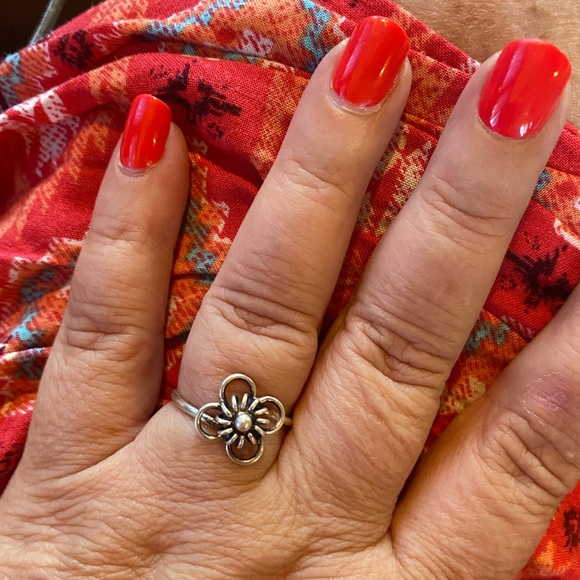 Flower 🌺 Ring - Picture 2 of 2